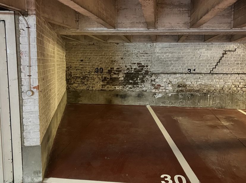 Emplacement de parking intérieur situé Square Marie-Louise, en plein cur de Bruxelles. Cet emplacement se trouve dans un parking privé et parfaitement