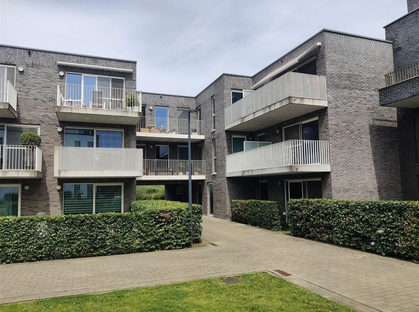 Gezellig appartement met 2 slaapkamers, terras, autostaanplaats en kelderbering<br />
Ligging: Het appartement is gelegen nabij het centrum van Geel,