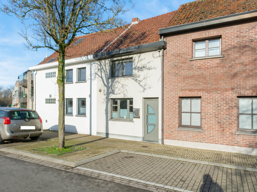 VERKOCHT OP BEZOEKDAG (COMPROMIS IN OPMAAK)<br />
<br />
Deze charmante woning met twee slaapkamers is gelegen op een perceel van 382 m² met een bewoo