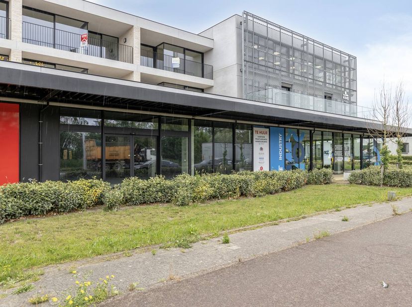 Ce nouvel espace commercial est situé le long de la route d'accès très fréquentée de Furnes. L'E40 et la côte sont facilement accessibles. La superfic