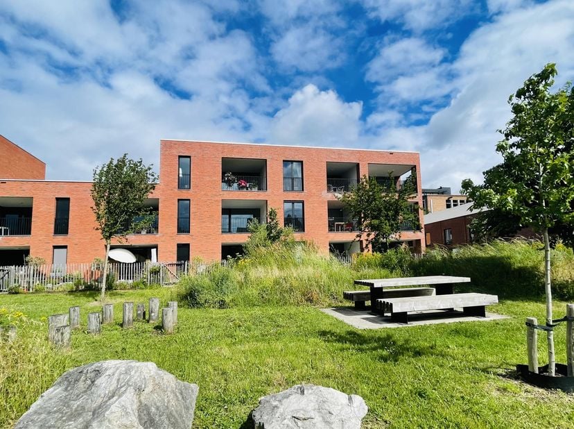 Instapklaar, zonnig en lichtrijk nieuwbouwappartement gelegen op de gegeerde Watt-site, vlakbij Coupure en Nieuwe Wandeling.<br />
Het appartement bev