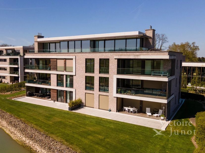 Deze luxueuze PENTHOUSE van 218 m², gelegen in een residentie grenzend aan de golf van Sterrebeek, geniet niet enkel van prachtige zichten en een unie