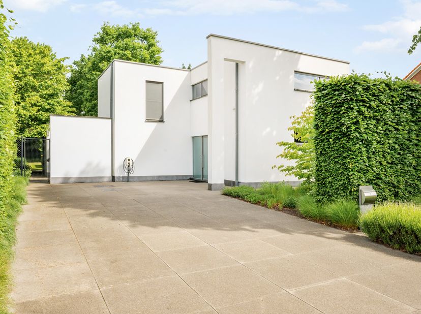 Deze woning combineert luxe, comfort en een overvloed aan natuurlijk licht, en vormt de ideale thuisbasis voor een gezin.  Deze eigendom biedt u de no
