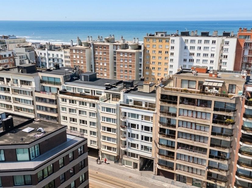 Instapklaar en budgetvriendelijk appartement op topligging in hartje Oostende!<br />
Dit vernieuwde appartement bevindt zich op de derde verdieping v