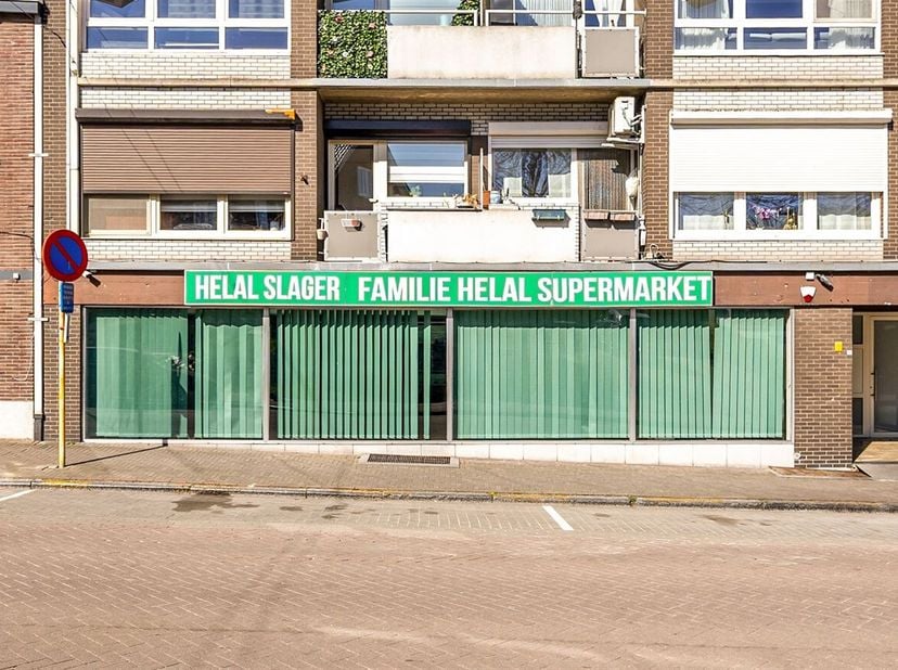 Handelspand in het hartje van Genk<br />
Ligging:<br />
Deze handelsruimte is gelegen in het hart van Genk, aan Nieuwstraat 50 bus 11 een centrale loc
