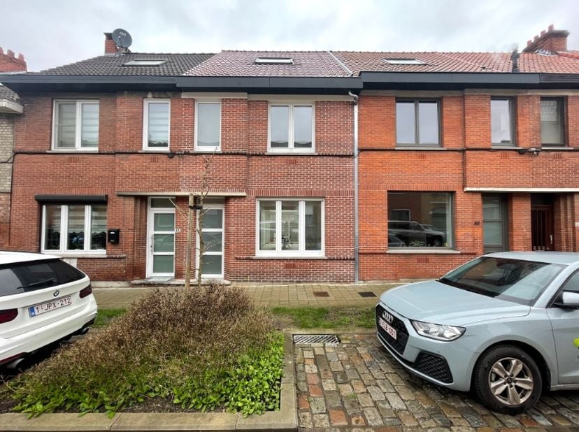 Deze moderne, totaal gerenoveerde woning is gelegen in een rustige straat op een uitstekende locatie nabij het UZ Gent.<br />
Dankzij de vlotte bereik