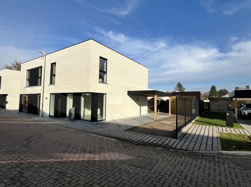 In een rustige straat in Evergem staat deze moderne nieuwbouwwoning klaar om haar eerste bewoners te verwelkomen. Zodra je binnenkomt, word je begroet