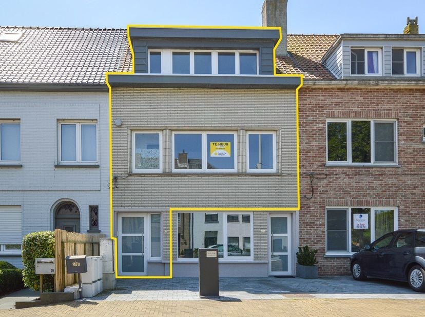 Zeer ruim duplexappartement te huur regio Oostende/Raversijde. Dit appartement bevat aparte inkom met trap naar verdiep, lichtrijke woonkamer en open