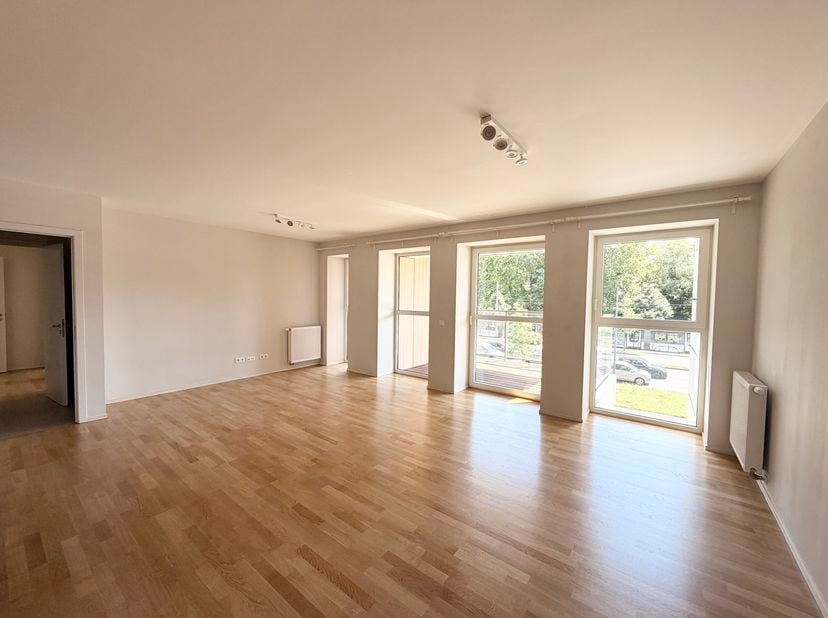 WOLUWE-SAINT-PIERRE, vlak bij alle voorzieningen en het Woluwe-park. Mooi APPARTEMENT (2 slaapkamers/1 badkamer) van 92 m² met TERRAS en dubbele parke