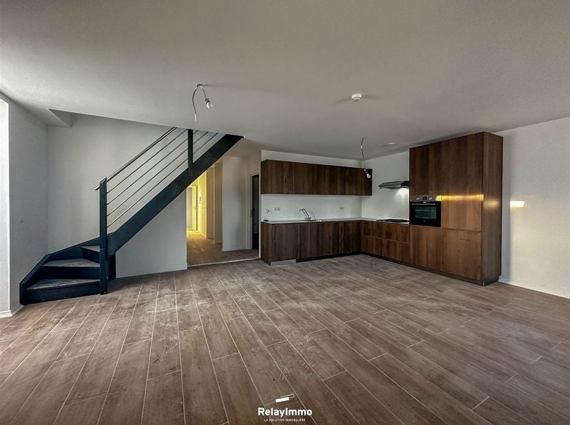 Magnifique duplex situé en plein centre-ville de Tournai le long de l'Escaut !<br />
<br />
Composition :<br />
Hall d'entrée avec grand couloir, s