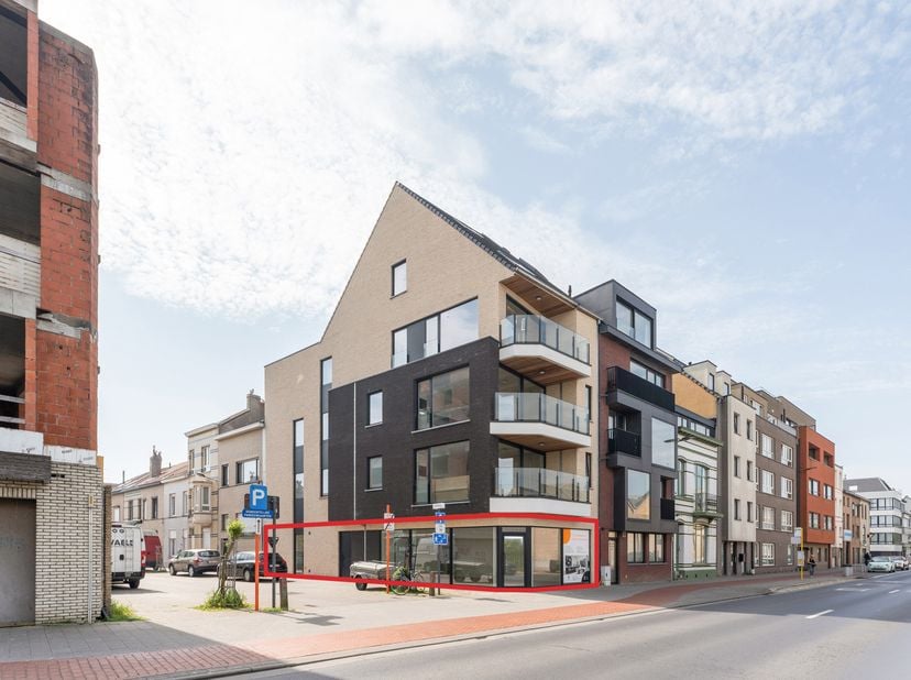 Cet espace commercial au rez-de-chaussée de la Residentie Pigeon offre une opportunité unique pour les entrepreneurs à la recherche de visibilité, d'a