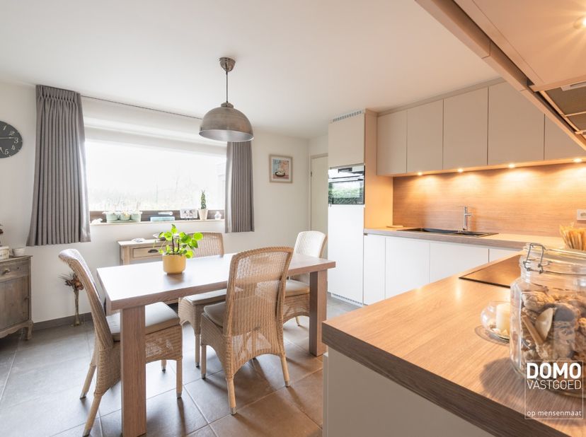 Deze gezellige en deels gerenoveerde woning vind je terug op de Holrakkerstraat 123 te Kermt. De woning beschikt over een ruime tuin en terras, een ga