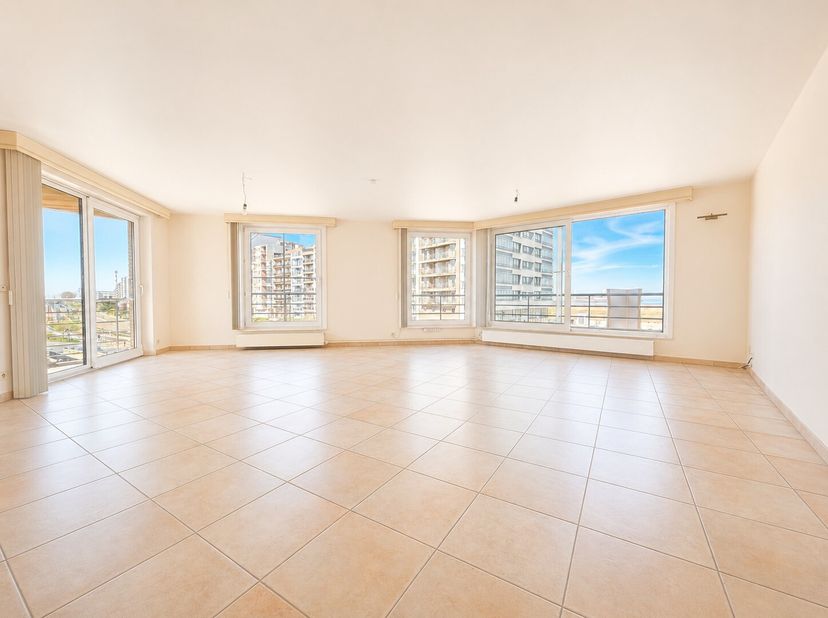 Altijd gedroomd van een appartement met zicht op zee?<br />
Dit verzorgd appartement biedt een ongeëvenaard open zicht over de zee én de vernieuwde bo