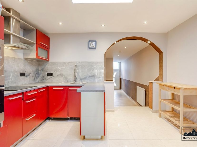 Op zoek naar een lichtrijke woning met drie slaapkamers, vlak bij het centrum van Sint-Niklaas?<br />
Dan is deze woning absoluut iets voor u!<br />
D