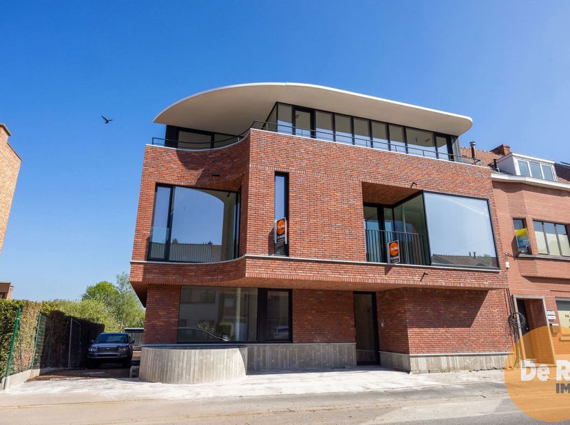 DENDERMONDE - Uniek appartement op topligging<br />
Plan uw bezoek door een mailtje te sturen naar siegervanderstraeten@immoderas.be<br />
Ontdek dit