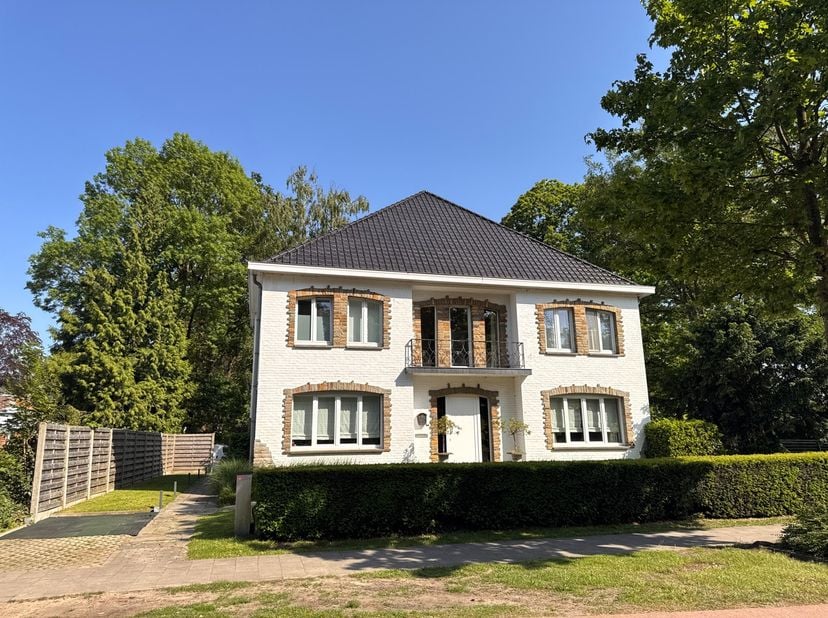 Deze statige woning vinden wij terug vlakbij het centrum van Genk.<br />
De woning is gelegen nabij de scholencampus.<br />
<br />
TROEVEN:<br />
+ Ui