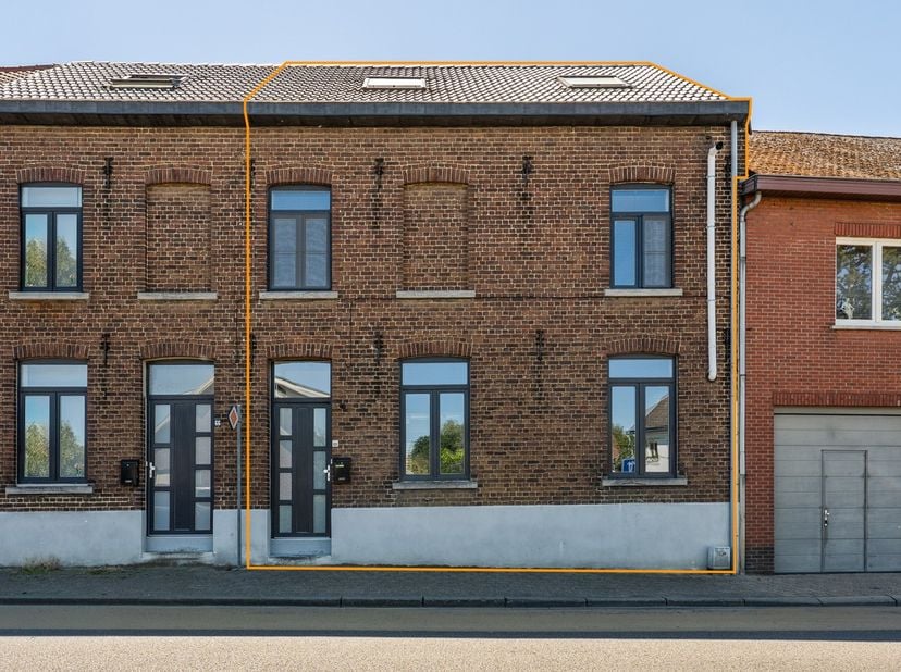 Op een uitstekende locatie in Scherpenheuvel-Zichem bevindt zich deze instapklare woning met vier slaapkamers, een zonnig terras en een mooie tuin. Da