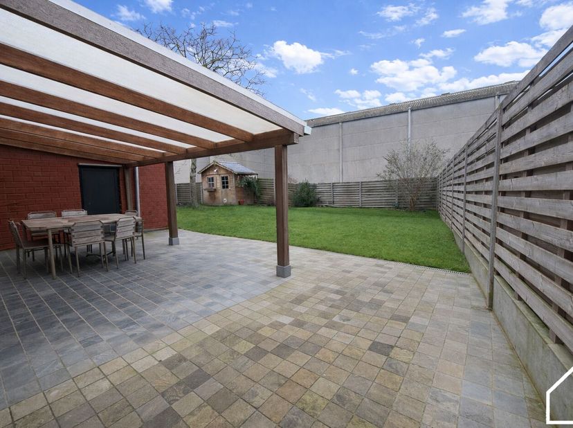 Uitzonderlijk eigendom te Elverdinge (Ieper) – Opp. 555 m²<br />
<br />
Bekijk zeker de vastgoedvideo via deze link: https://youtube.com/shorts/Q4OAZC