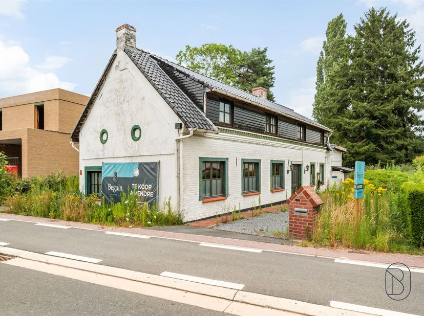 KARAKTERVOL WOONHUIS MET AANZIENLIJK POTENTIEEL IN RONSE<br />
<br />
Ontdek deze fascinerende woning in het rustige Ronse, een unieke kans voor wie