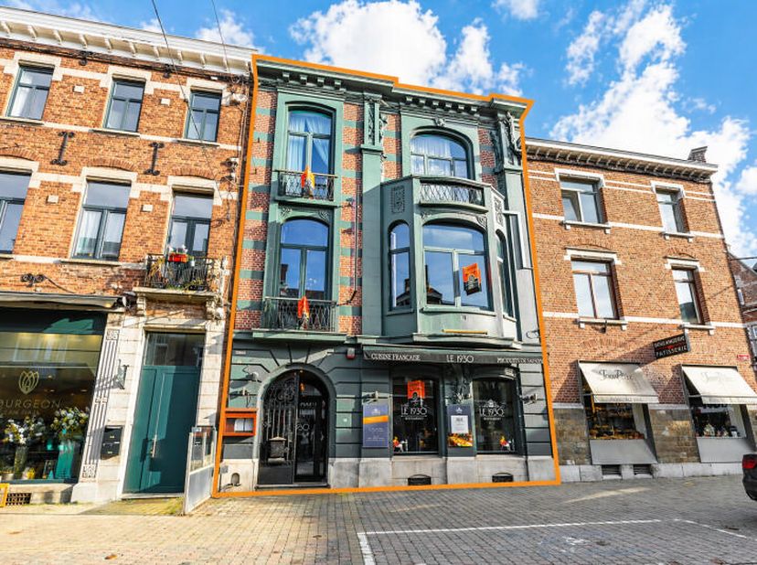 Au cur de la rue commerçante la plus prisée de Visé, découvrez cette maison de commerce (+/- 260m² d'après plans (hors caves)) séduisant grâce à son a