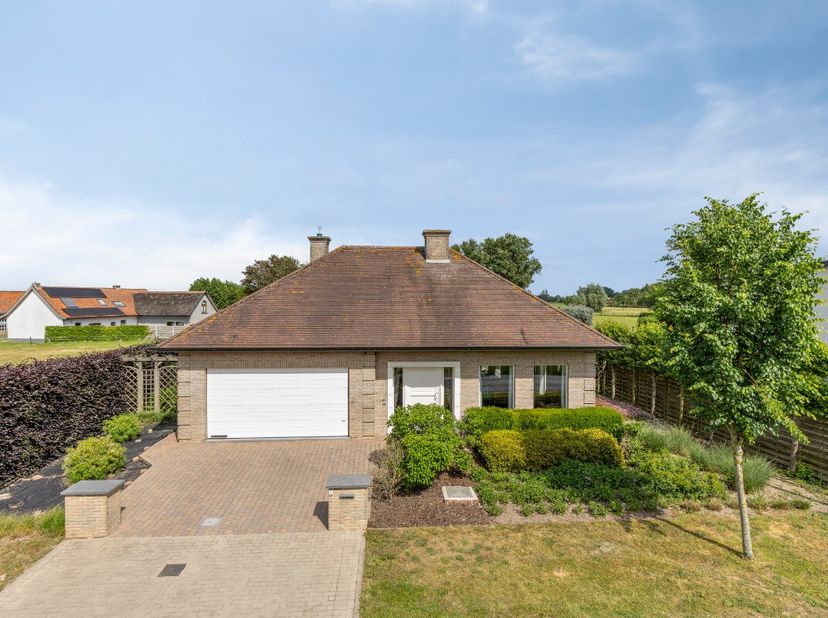 [[ DIT PAND NEEMT DEEL AAN DE ERA OPEN HUIZEN DAG OP 13/6 VAN 16:00 TOT 17:00 ]] Deze instapklare gelijkvloerse woning uit 1997 geniet van een uitzond