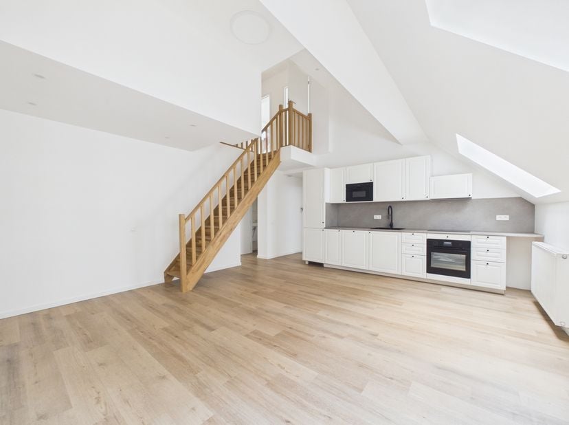 Place du Luxembourg | Koninklijke Wijk – Gerenoveerd appartement met 4 slaapkamers!<br />
Het appartement bestaat uit een hal, een woonkamer, een voll