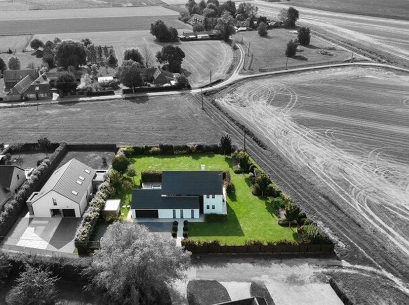 Vous recherchez le cadre de vie idéal pour votre famille, alliant sérénité, confort et proximité des accès rapides vers la France ? Cette maison est f