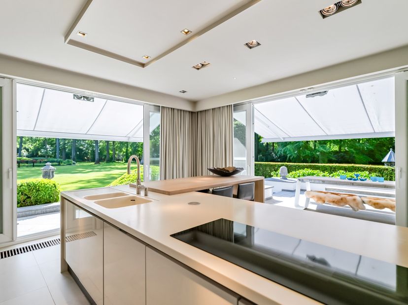 Maison de campagne unique rénovée dans un style loft de haute qualité au milieu d'un parc exceptionnel de plus de 2 hectares avec des arbres centenair