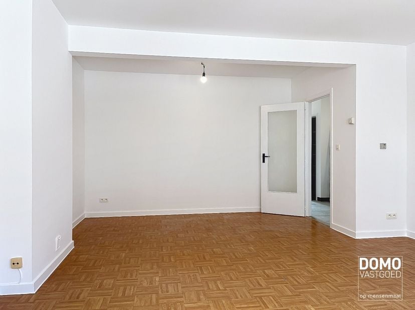 Heeft u interesse? Plan uw bezoek rechtstreeks via onze website www.domovastgoed.be.<br />
Ontdek dit lichtrijk appartement dichtbij het centrum van H