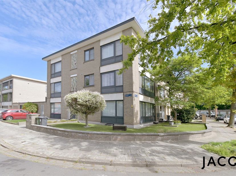JACQ. Real Estate stelt u graag dit ruime appartement voor. Het appartement is ideaal gelegen nabij alle invalswegen en het centrum van Mortsel.<br />