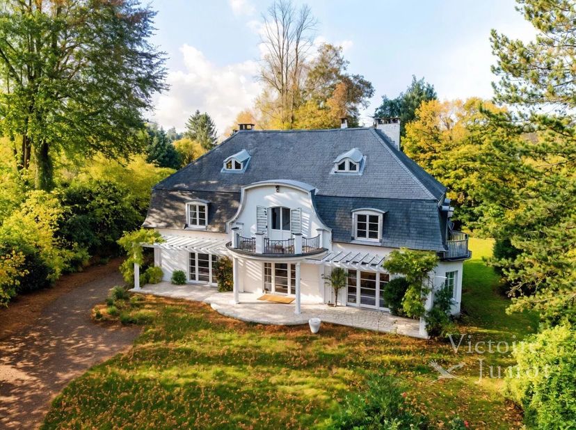 Victoire-Junot heeft het genoegen u deze elegante te renoveren villa aan te bieden, ideaal gelegen in het hart van de prestigieuze wijk Prins van Oran