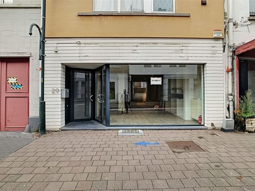 Zeer gunstig gelegen handelsgelijkvloers/commercieel (te huur als POP-UP!) pand op toplocatie in de winkelstraat van Tervuren!<br />
Veel passage en g