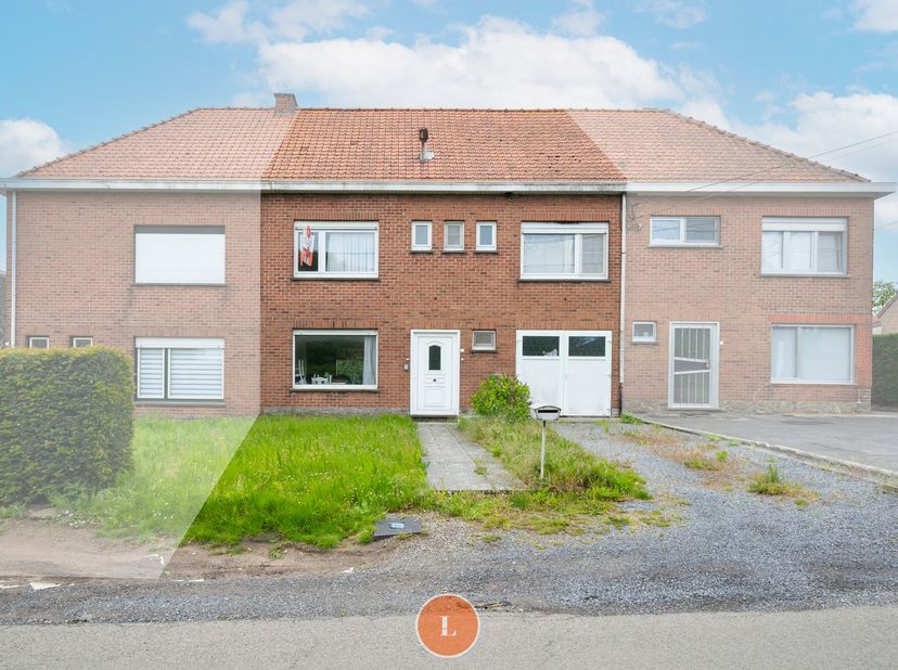 In het rustige charmante Rollegem bevindt zich deze ruime te renoveren woning met verrassend veel mogelijkheden. Achter de gevel schuilt een woning me
