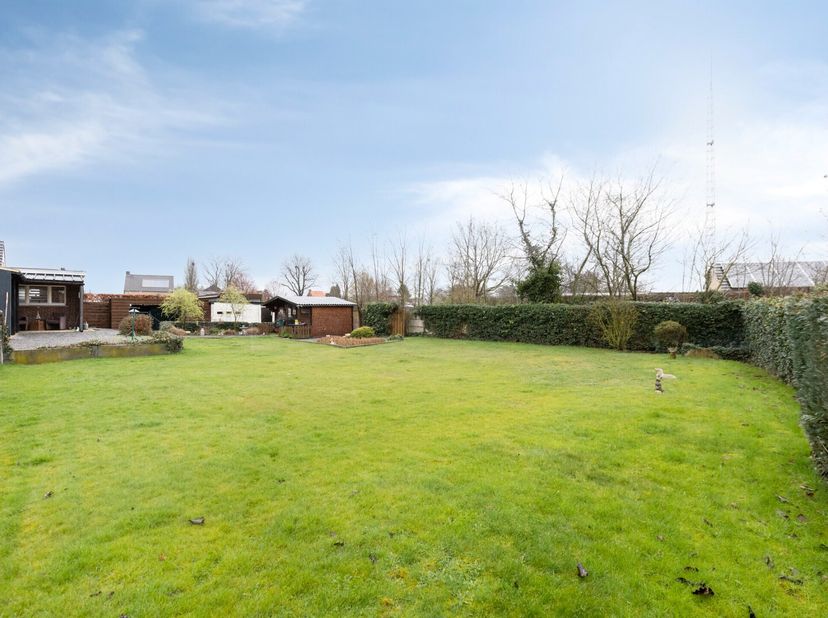 Deze te renoveren gelijkvloerse woning is uiterst rustig gelegen in Balen-Hulsen, op een prachtig zuidgericht perceel van maar liefst 1.431 m².<br />