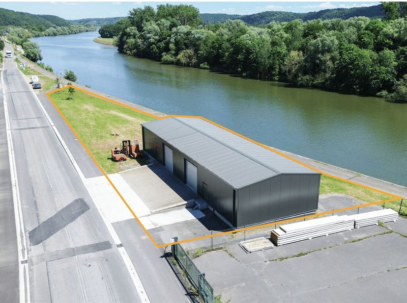 Dit magazijn is ideaal gelegen in het industriegebied van Seilles, op slechts 4 km van het centrum van Andenne, en beschikt over een strategische ligg