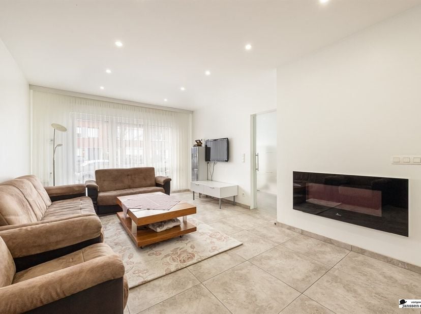 In een rustige en aangename straat in Merksem vindt u deze volledig gerenoveerde woning, waar hedendaags comfort en een warme, uitnodigende sfeer hand