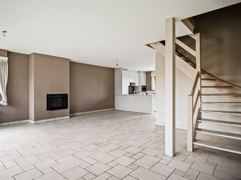 Locatie: <br />
Dit appartement is gelegen aan de Desmedtstraat 35 in Minderhout, op een rustige en aangename locatie. Winkels, scholen, openbaar verv