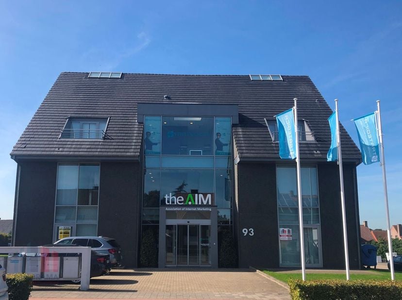 Strategisch gelegen kantoorruimte van 396 m² te huur. Op amper 800 meter van de Knokkebaan met een snelle verbinding naar het op- en afrittencomplex v