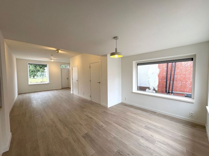 Maison entièrement rénovée avec 2 chambres <br />
<br />
Situation : <br />
La maison est située dans la Sint-Jansstraat à Essen. Toutes les commodité
