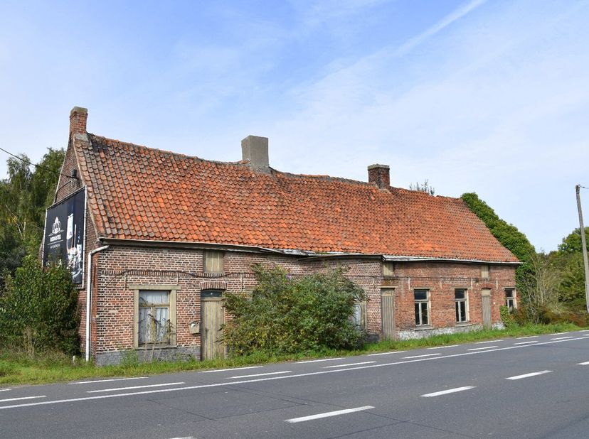 Deze twee karaktervolle 'lage dubbelhuisjes' met erfgoedwaarde zijn een uitdagend renovatieproject met héél wat potentieel en waar enorme voldoening i