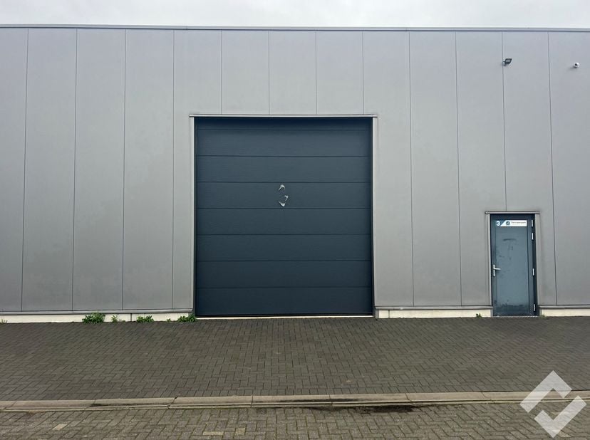 Praktische opslagplaats te huur in Hamont-Achel. Deze kleinschalige bedrijvensite is gelegen in een zijstraat van de Bosstraat die verbinding geeft tu