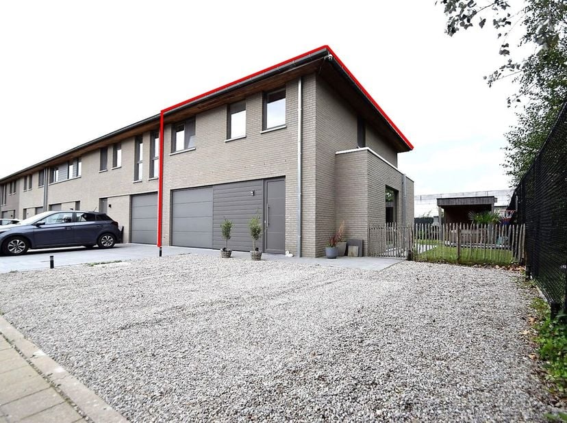 Recente woning rustig gelegen op het einde van een doodlopende straat. <br />
<br />
De woning is ingedeeld als volgt:<br />
<br />
Inkom met vest