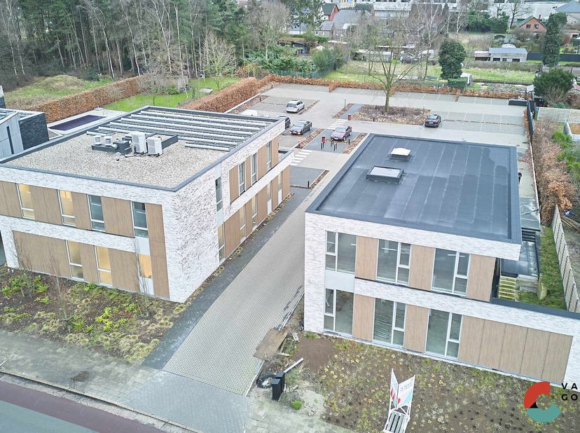 Ontdek een unieke kans om uw onderneming te vestigen in het bruisende centrum van Lommel. Dit drie verdiepingen tellende businesscentrum staat te koop