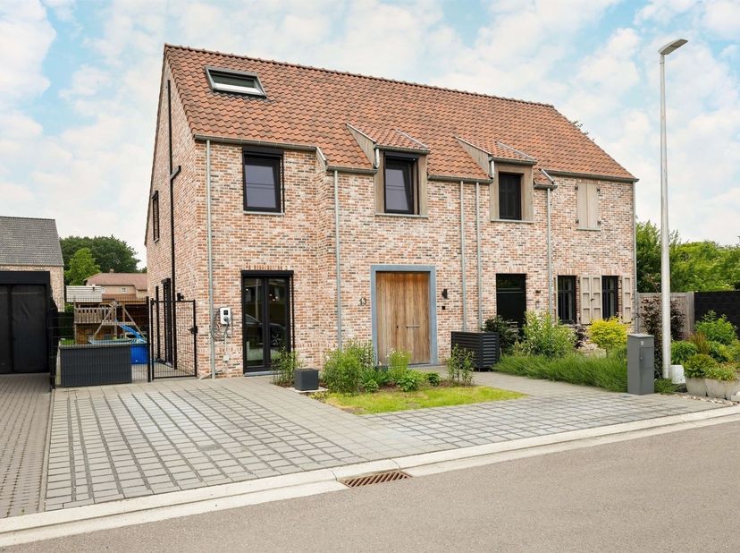 Eigentijdse en energiezuinige nieuwbouwwoning (E-peil 13) met 3 slaapkamers en aangelegde tuin<br />
<br />
Omgeving:<br />
+ Rustige en kindvriend