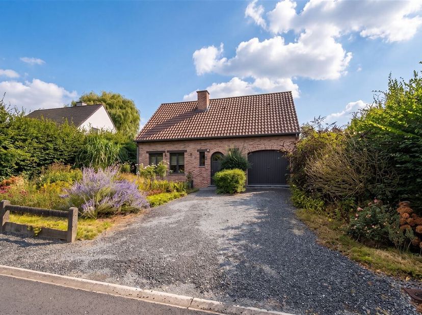 MAISON PRÊTE À EMÉNAGER AVEC 3 CHAMBRES, GARAGE ET GRAND JARDIN DANS UN ENDROIT CALME PROCHE DU CENTRE DE GERAARDSBERGEN<br />
Vous recherchez un endr