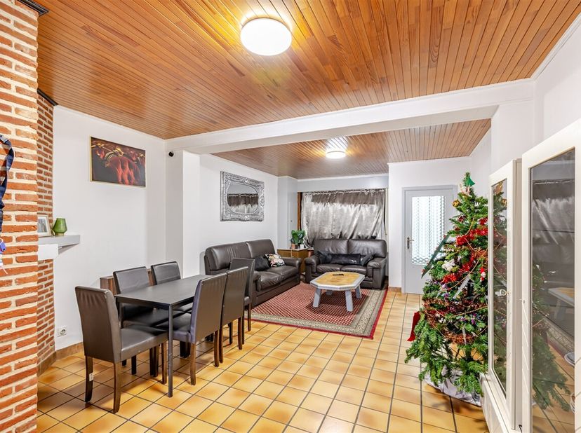 Deze woning aan Binnenstraat 122 is gelegen binnen de stadsring, op een centrale locatie tussen de Varkensmarkt met haar winkels en het Onze-Lieve-Vro