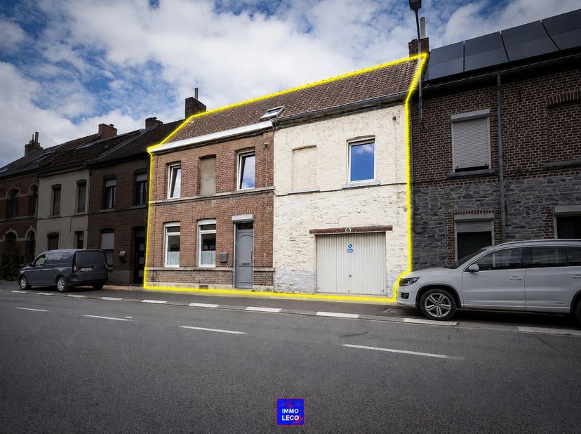 Au rez-de-chaussée : Hall d'entrée avec escalier apparent, accès direct à un garage pour une voiture, séjour en deux parties : lumineuse salle à mange