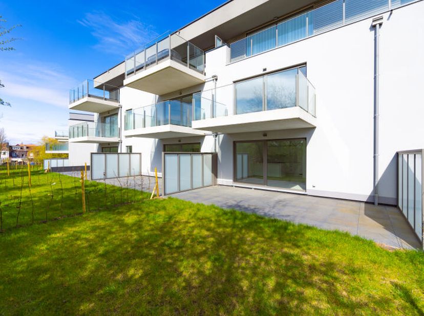 Au rez-de-chaussée dune résidence située dans un clos paisible à Rocourt, appartement 2 chambres (+/- 92m² de surface brute daprès plans) composé d'un