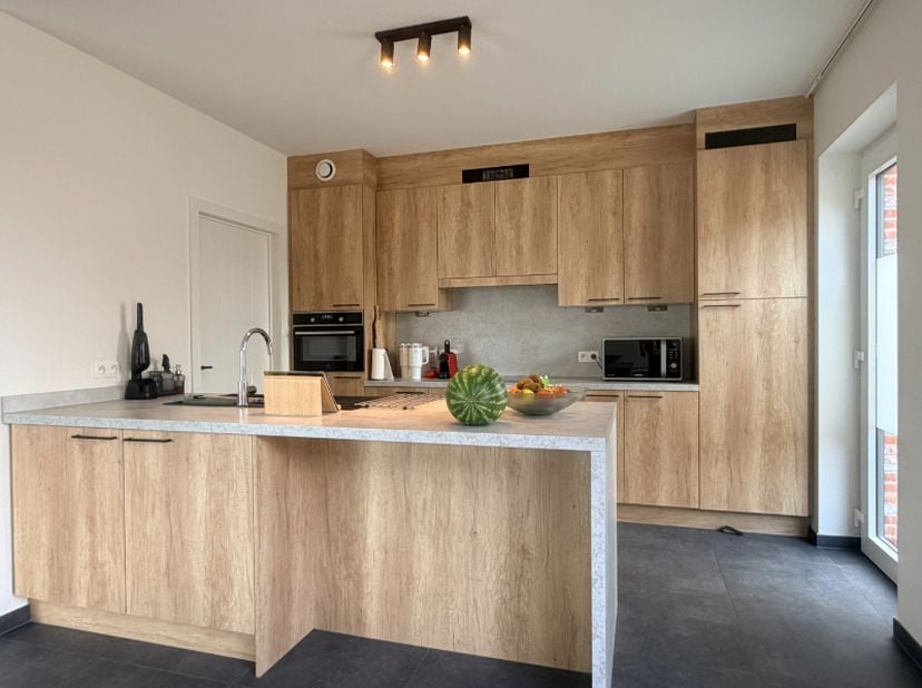 Deze nieuwbouw BEN woning is gelegen langs alle verbindingswegen. De woning omvat op het gelijkvloers inkomhal met berging onder de trap, gastentoilet