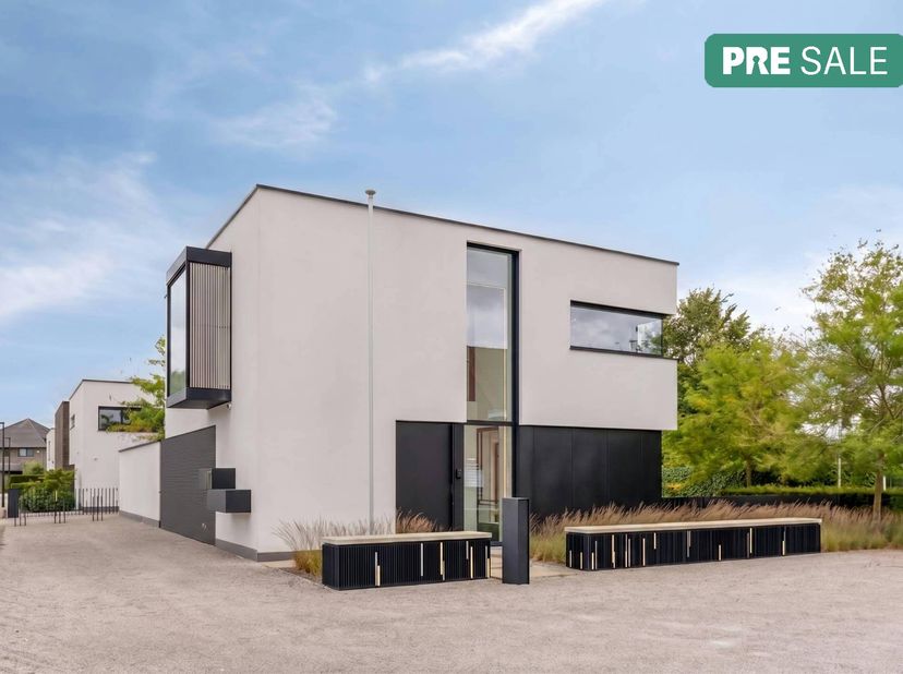 Kom en ontdek deze recente, architecturale villa  met high-end afwerking te koop in Waregem tijdens de Pre-sale op zaterdag 12/09 van 10u30 tot 12u.<b